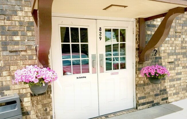 2 beds, 1 bath, 900 sqft, $975, Unit 907 West Crestwood Drive Apt 104