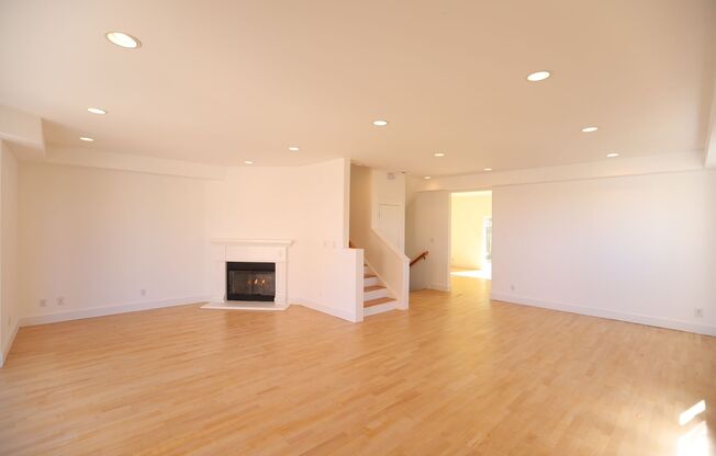 Bayview: Modern Townhome 4 bedroom 2 1/2 Bathroom w/Back Patio, Yard & 2 Car Garage