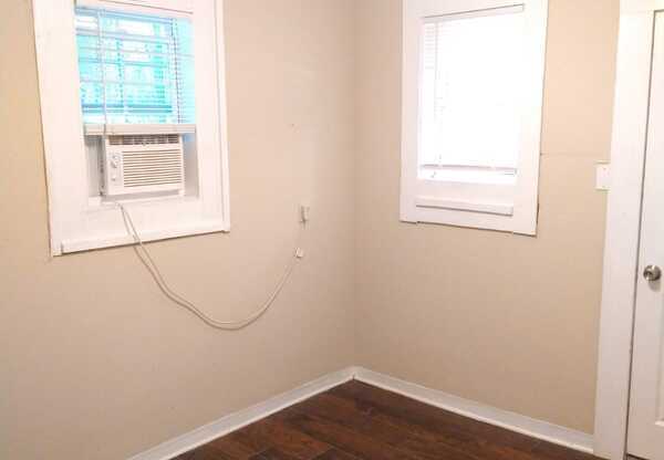 3 beds, 1 bath, 950 sqft, $950