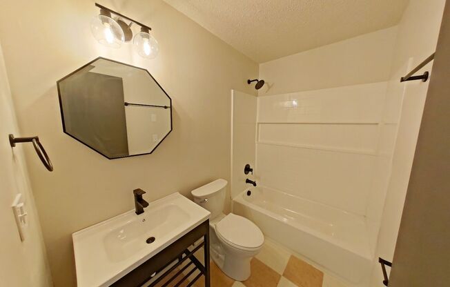 2 beds, 1 bath, 647 sqft, $1,600, Unit 20B