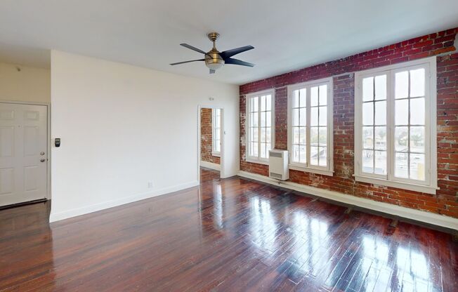 The Elmwood Apartments...Beautiful Apartments in the Heart of Koreatown!