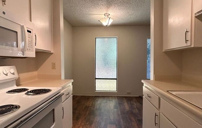 1 bed, 1 bath, $1,600, Unit 11