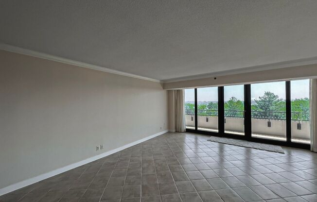 Fantastic 3 Bedroom 3 Bathroom Condo With a Large Balcony In Waterford House