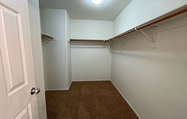 3 beds, 2.5 baths, $1,900, Unit Gate code is K089621 OR K160772