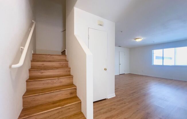 553 E Angeleno Ave
