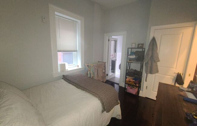 Modern, bright 1 bedroom in the heart of Rittenhouse