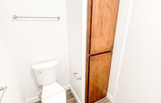 2 beds, 1 bath, 900 sqft, $1,570, Unit 1804-201