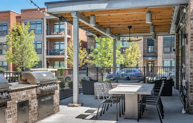 Jeffrey Park Community Room: Outdoor grills & seating