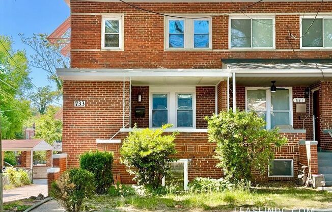 733 CRITTENDEN ST NE