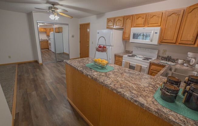 2 beds, 2 baths, 890 sqft, $910, Unit 2571-209