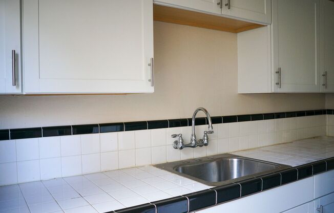 Delightful Vintage Studio with Large Walk-in Closet!