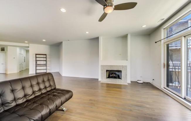 5771 N RDG AVE