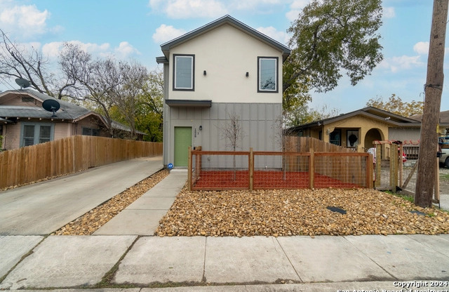 1528 LAMAR ST