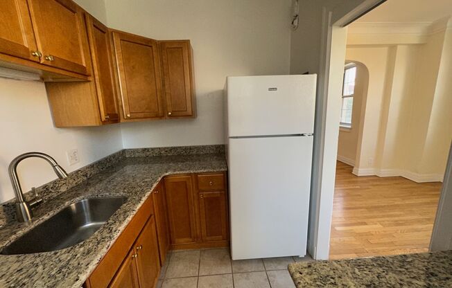 1 bed, 1 bath, 962 sqft, $1,560, Unit New King Edward  503