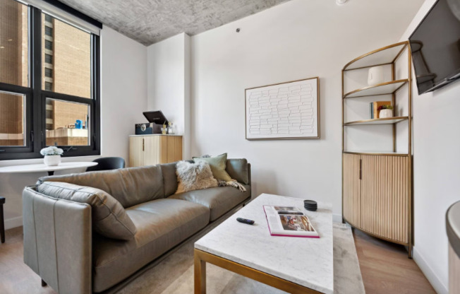 222 W INSTITUTE PL