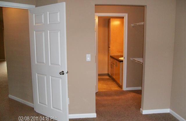 2 beds, 2 baths, 1,061 sqft, $1,575, Unit 1076