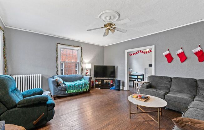 Rare Kenwood townhome, Across from Campus