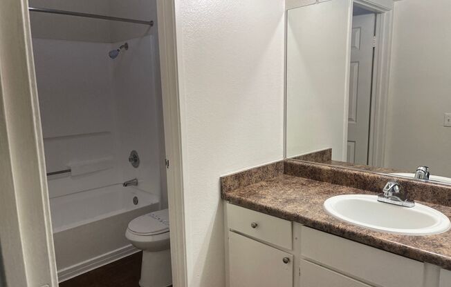 2 beds, 1 bath, 875 sqft, $2,430, Unit 39