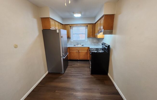 2 beds, 1 bath, $850, Unit Apt 7