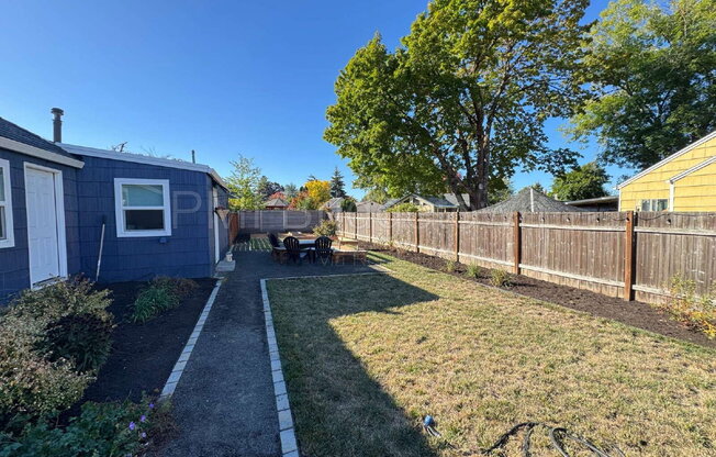 2 beds, 1 bath, 904 sqft, $2,190