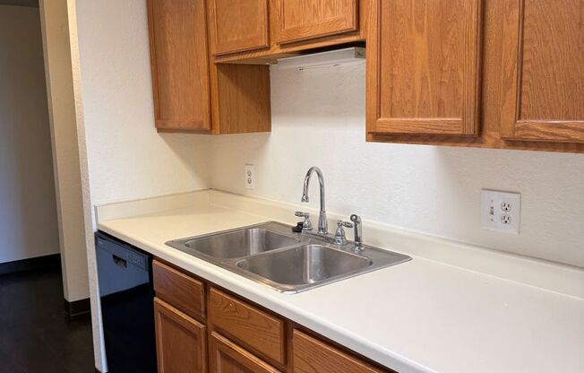 2 beds, 1.5 baths, 893 sqft, $1,395, Unit 202