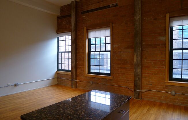 2 beds, 1 bath, 212 sqft, $1,815, Unit 212