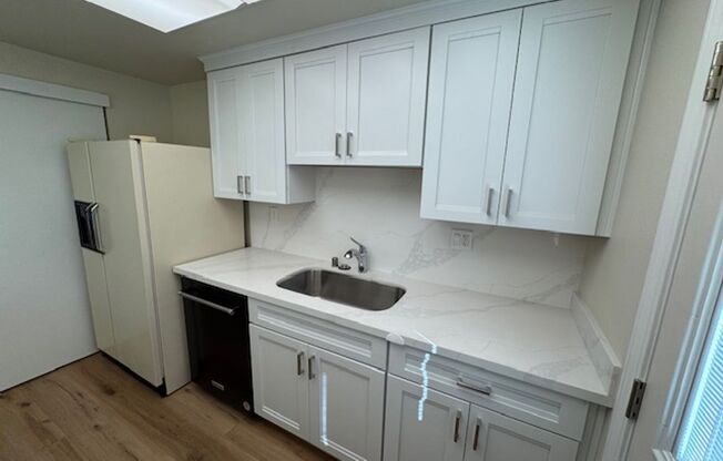 Beautiful updated 2 bedroom condo in Sunset Park now available for move in!