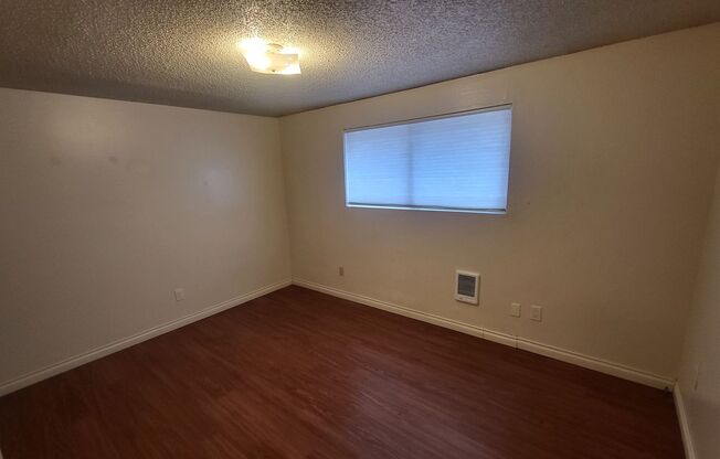 3 beds, 1 bath, 1,041 sqft, $1,900, Unit 435