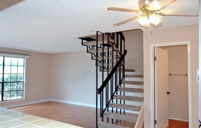 3 BR Townhouse Located on UCSD Bus Line w/ Spacious Bedrooms!