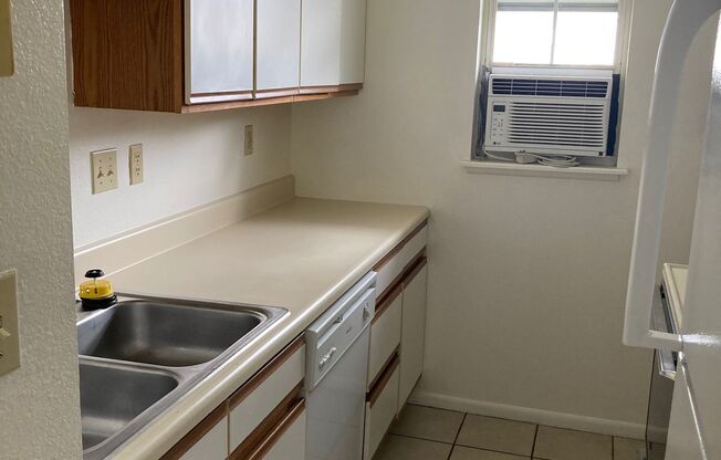 Great, affordable 2BR in Lafayette. Back patio, W/D connections! (SirG)