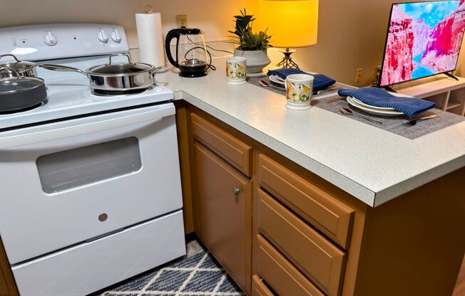 Studio, 1 bath, 425 sqft, $1,050, Unit 204 1421LS