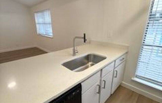 2 beds, 1 bath, 825 sqft, $1,195, Unit 102