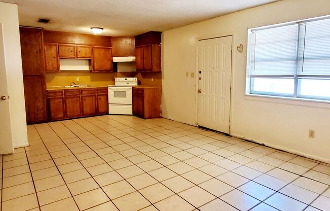 2 beds, 1 bath, $755, Unit APT# 7