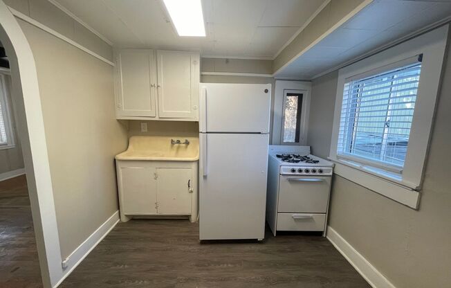 ((MOVE IN SPECIAL)) Simply the BEST! Adorable 1 Bedroom/1 Bath upstairs apartment home Located off Historic Camp Bowie! ((Covered Deck)) Minutes to Downtown Ft Worth ~