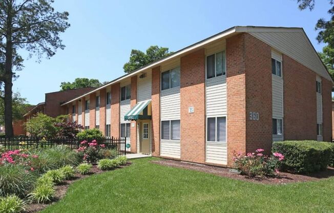 2 beds, 1 bath, 900 sqft, $1,049, Unit 361-21-7A