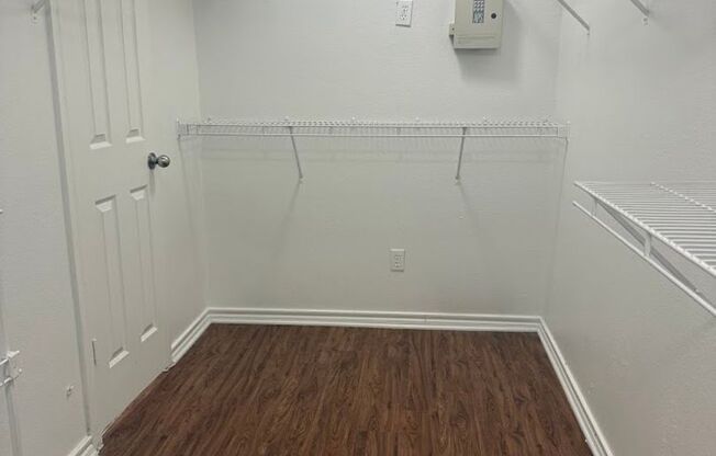 1 bed, 1 bath, $1,195, Unit Unit 421
