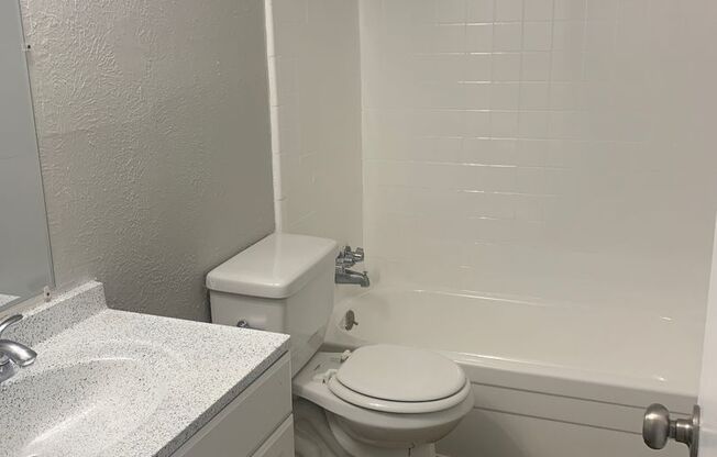 1 bed, 1 bath, 670 sqft, $945, Unit 215