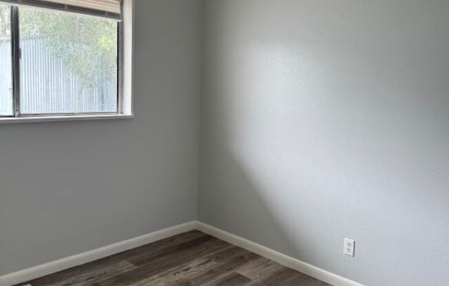 ALL PROSPECTIVE TENANTS MUST SUBMIT A ON LINE APPLICATION AND BE PRE-QUALIFIED PRIOR TO ANY SHOWINGS.