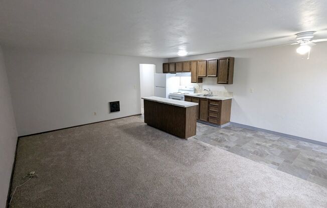 1 bed, 1 bath, 640 sqft, $1,050, Unit 43