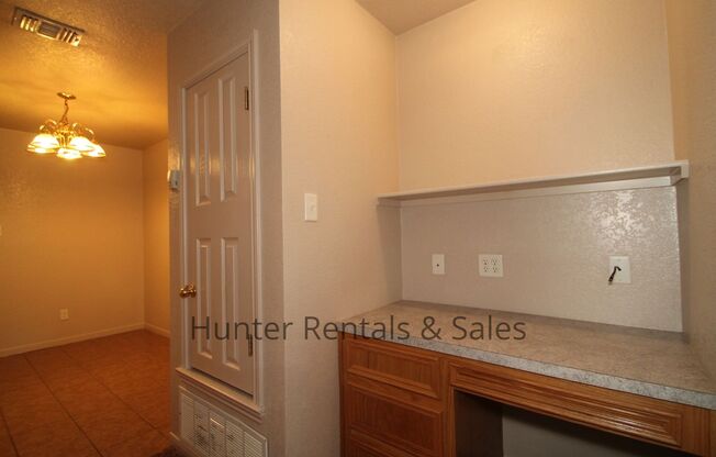 3 beds, 2 baths, $1,200, Unit Unit B