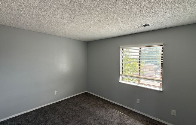 Spacious 2-bedroom Condo available in Aurora