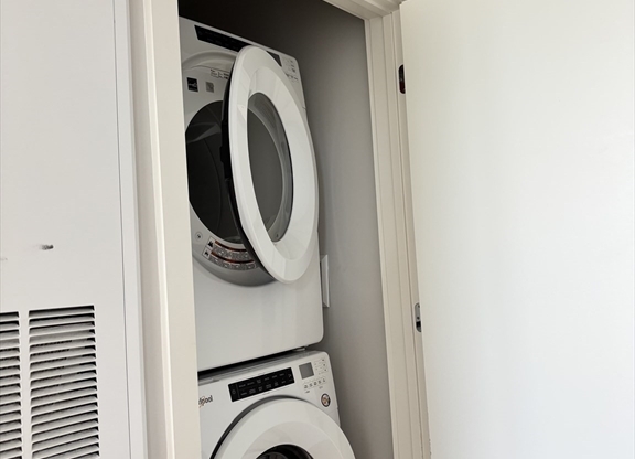 2 beds, 2 baths, 1,024 sqft, $4,000, Unit 725