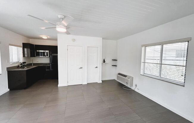 Beautiful Large Corner Studio w/Natural Sunlight