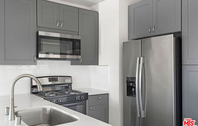 1507 W 50 ST