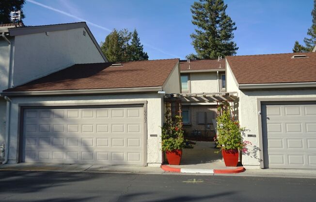 Very Spacious 2 Story 3/2.5 Townhome Located in The Vineyards Community/Very Close to 85/West Valley College