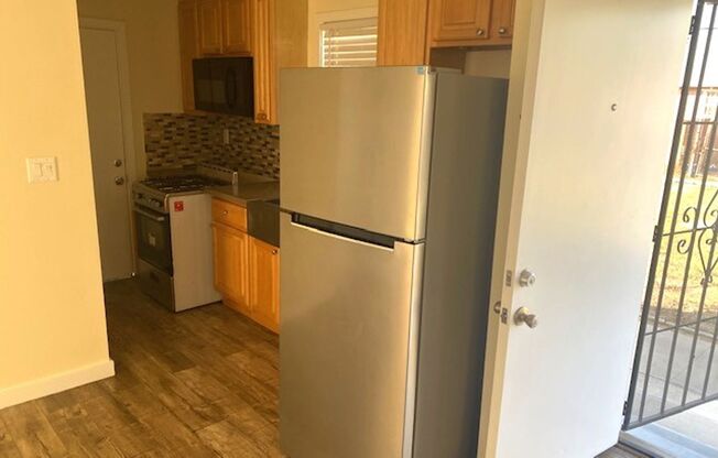 2 beds, 1 bath, $2,050, Unit 3/4a