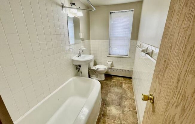 Studio, 1 bath, 450 sqft, $999, Unit 203