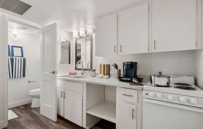 Studio, 1 bath, 300 sqft, $979, Unit 15