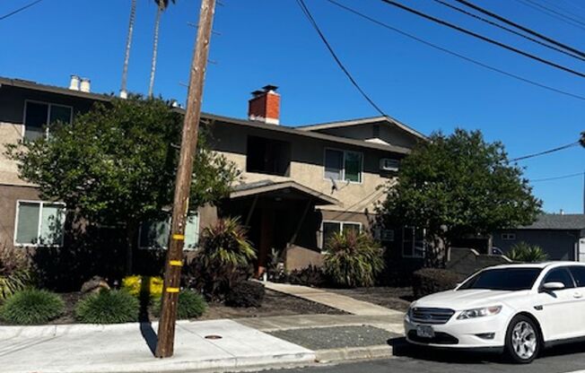 Excellent commute location. 1 bedroom upstairs unit in the heart of Concord