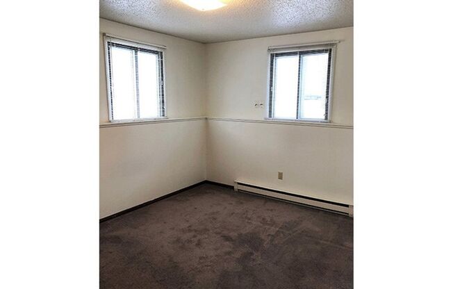 2 beds, 1 bath, $750, Unit 102